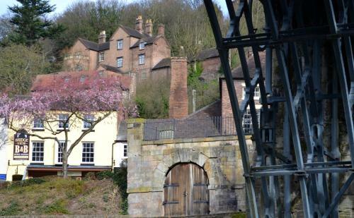 Hostal Bridge View Guest House