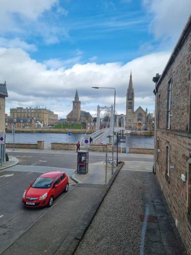 Stunning Spacious Apartment On River Ness