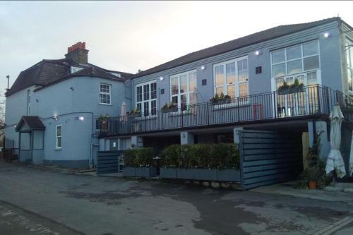 Hampton Court Hotel