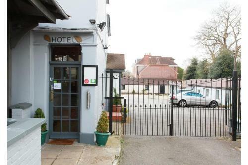 Hampton Court Hotel
