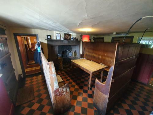 Posada Kings Head Low House