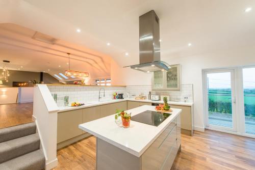 Little Petherick Villa Sleeps 12 With Wifi