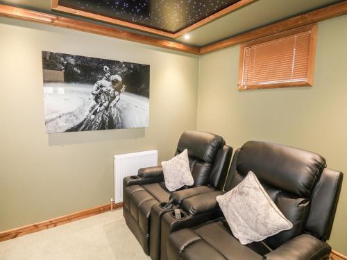 2 Meadow Retreat