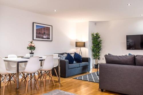 Stylish Liverpool Central Apartment - Sleeps 8!