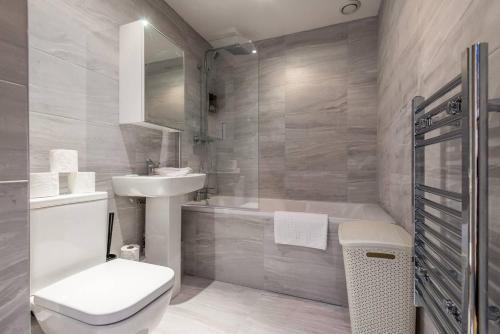 Stylish Liverpool Central Apartment - Sleeps 8!