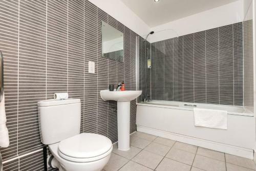 Gorgeous Central 2 Bed Apt - L1's Doorstep