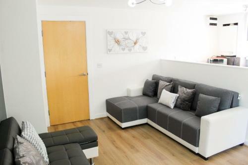 Two Bedroom Liverpool Apartment By Top House