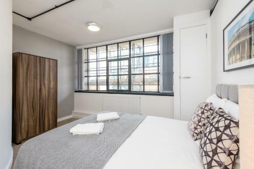 Manhattan Style Apartment With Balcony