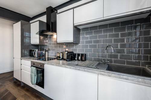Manhattan Style Apartment With Balcony