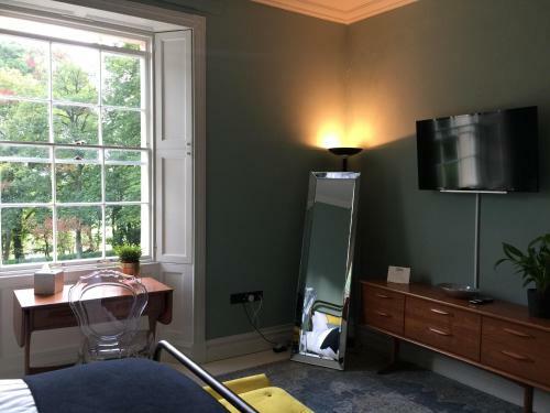 Bed & Breakfast Llwynhelig Manor
