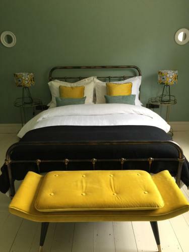 Bed & Breakfast Llwynhelig Manor