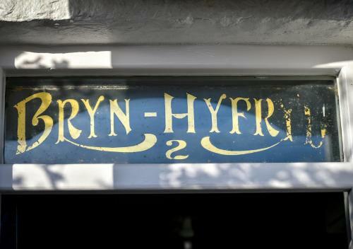 2 Bryn Hyfryd