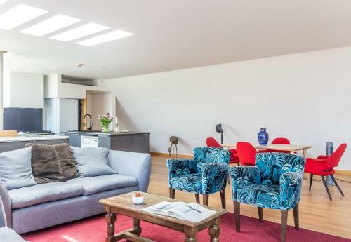 Newman 36 Apartment