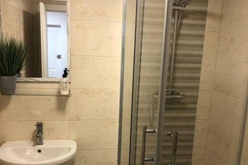 2 Bedroom Large Town Centre Apartment Free Parking