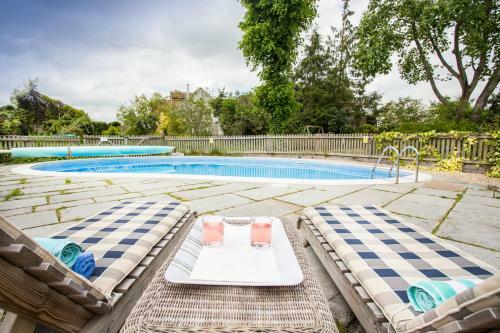 Long Sutton Villa Sleeps 13 With Pool