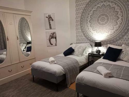 Air Host And Stay - Corner House, Sleeps 8, 4 Bedrooms Great Value