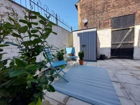 Air Host And Stay - Corner House, Sleeps 8, 4 Bedrooms Great Value