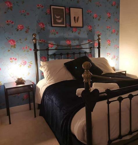 Air Host And Stay - Corner House, Sleeps 8, 4 Bedrooms Great Value
