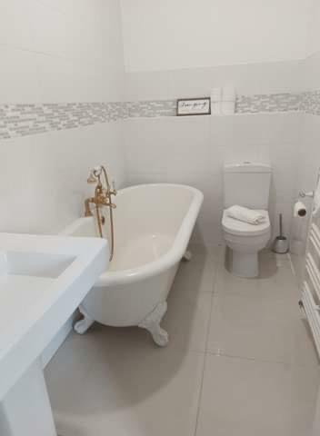 Air Host And Stay - Corner House, Sleeps 8, 4 Bedrooms Great Value