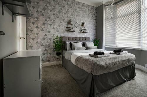Haddon House Sleeps 7 - Workstays Uk