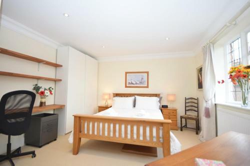 8 Angel Yard, Midhurst