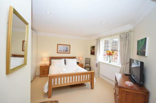 8 Angel Yard, Midhurst