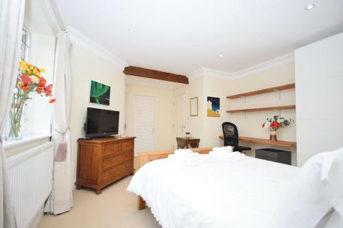 8 Angel Yard, Midhurst