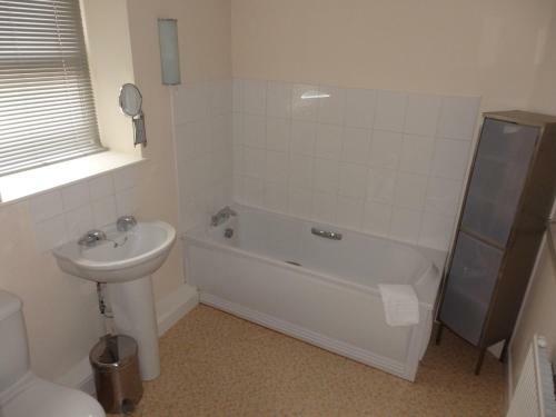 Jesmond Two Bedroom Apartment With Free Parking