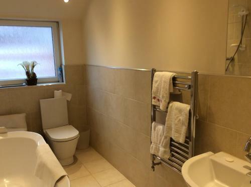 Beautifully Presented 6 Bed 5 & A Half Bath House