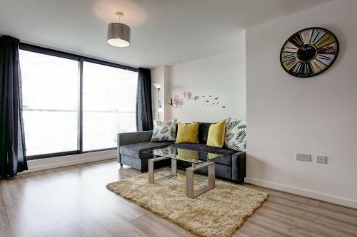 Apartamento Newly Renovated Riverside Flat W/ Private Balcony