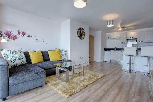 Apartamento Newly Renovated Riverside Flat W/ Private Balcony
