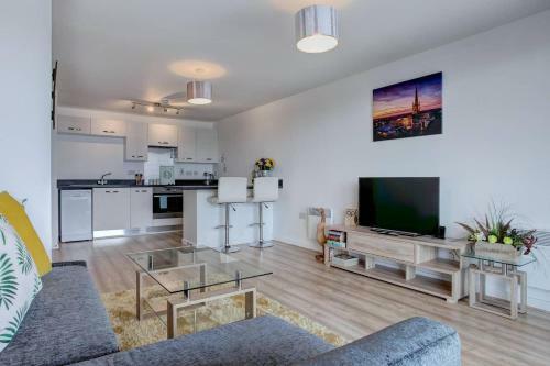 Apartamento Newly Renovated Riverside Flat W/ Private Balcony