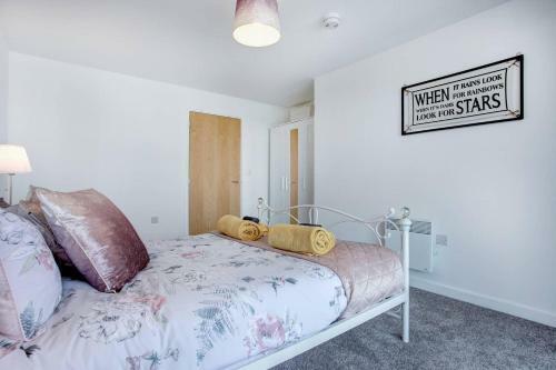 Apartamento Newly Renovated Riverside Flat W/ Private Balcony