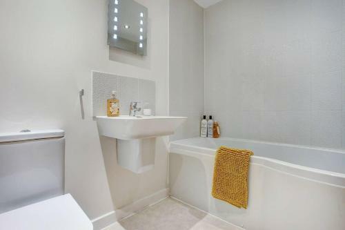 Apartamento Newly Renovated Riverside Flat W/ Private Balcony