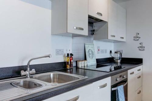Apartamento Newly Renovated Riverside Flat W/ Private Balcony