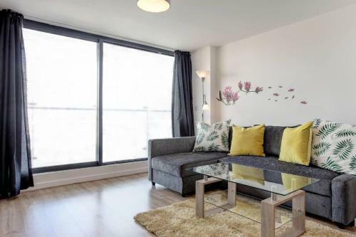 Apartamento Newly Renovated Riverside Flat W/ Private Balcony