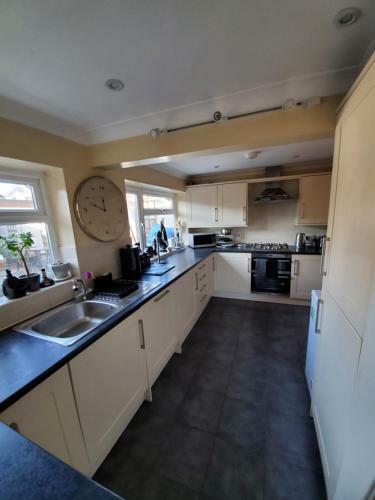 Stylish 3 Bed House With Garden Free Parking