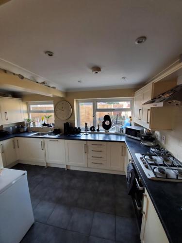 Stylish 3 Bed House With Garden Free Parking