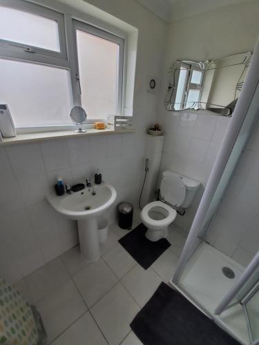 Stylish 3 Bed House With Garden Free Parking