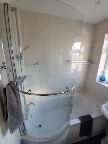 Stylish 3 Bed House With Garden Free Parking