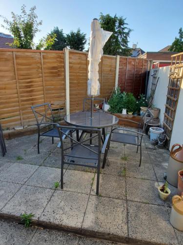 Stylish 3 Bed House With Garden Free Parking