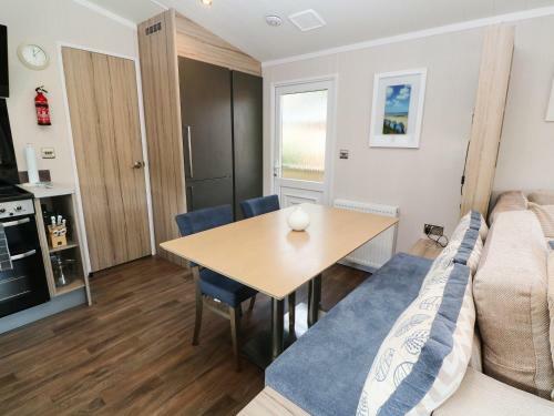 Riverside Retreat, Black 6