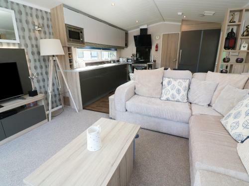 Riverside Retreat, Black 6