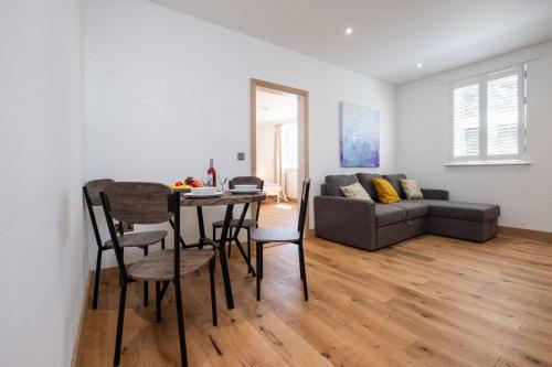 Three Tuns Apartments - Hazel