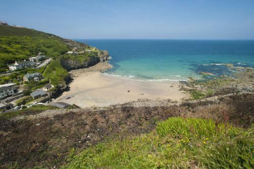Teyr Mor Cliff
