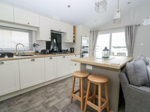 Charming Lodge Located On Cayton Bay Holiday Park