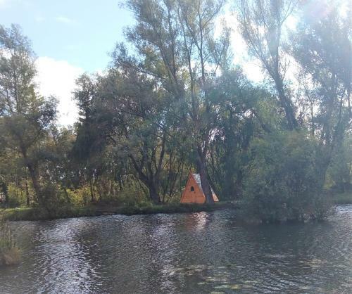 "george's" Lakeside Wooden Tipi