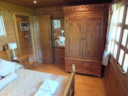 Walnut Log Cabin