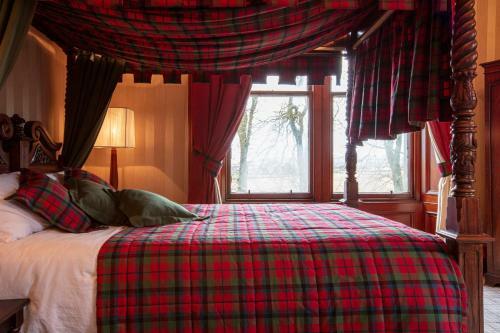 6 Bedroom Home - Newton Manor House