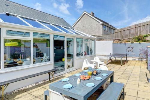 Mawgan Porth Villa Sleeps 8 With Wifi